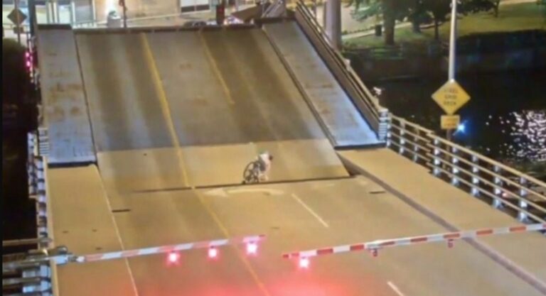 Ποδηλάτης προσπάθησε να περάσει από γέφυρα την ώρα που σηκωνόταν