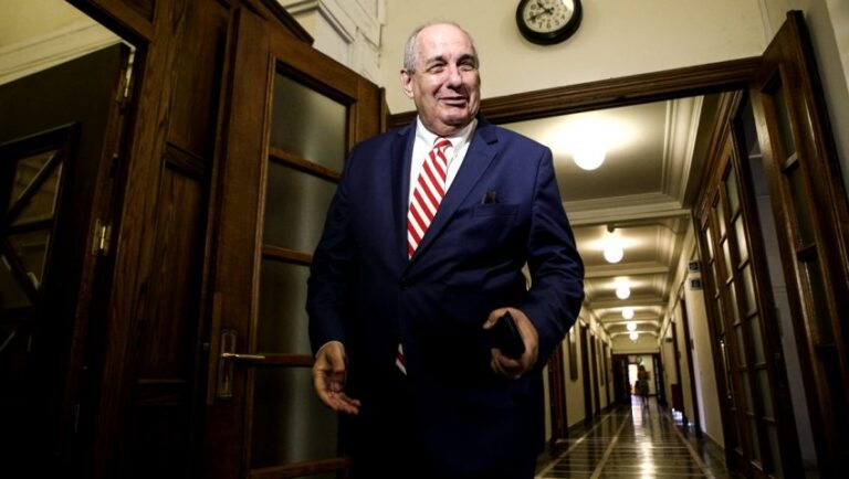 Η κόρη του Τέρενς Κουίκ φωτογραφίζεται με μαγιό και σαρώνει στο Instagram