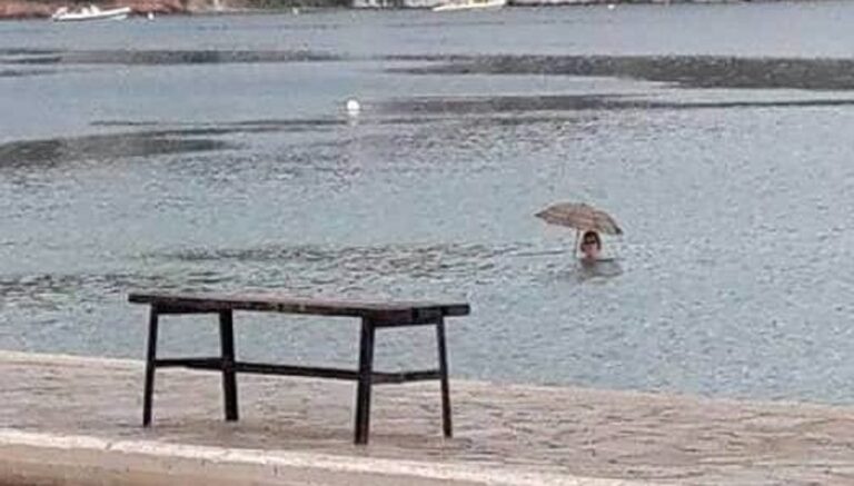 Μαγνησία: Έβρεχε και μπήκε στη θάλασσα με ομπρέλα