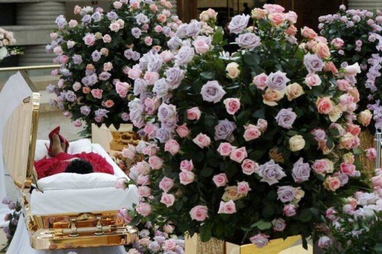 Ντυμένη στα κόκκινα και σε χρυσό φέρετρο η Aretha Franklin