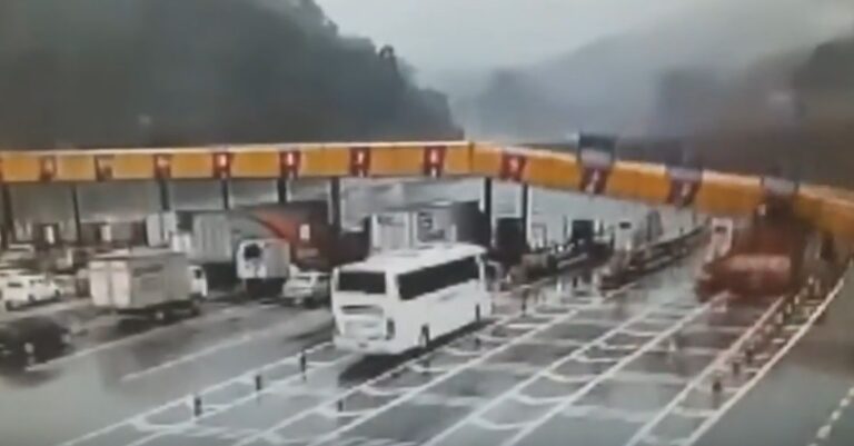 Φορτηγό γκρεμίζει τα διόδια στην εθνική οδό της Βραζιλίας