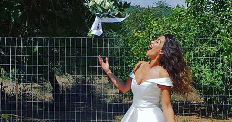 Η Στικούδη πέταξε την ανθοδέσμη από τον γάμο της στις κότες