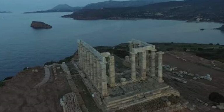 Ο επιβλητικός Ναός του Ποσειδώνα στο Σούνιο από ψηλά