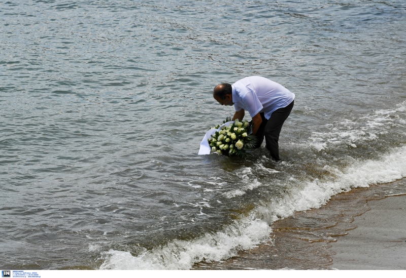 Ο άγνωστος κύριος αφήνει ένα στεφάνι στην θάλασσα για τον άνθρωπό του που έχασε