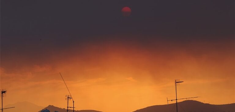 Κρύφτηκε ο ήλιος στην Αττική από την φωτιά στην Εύβοια