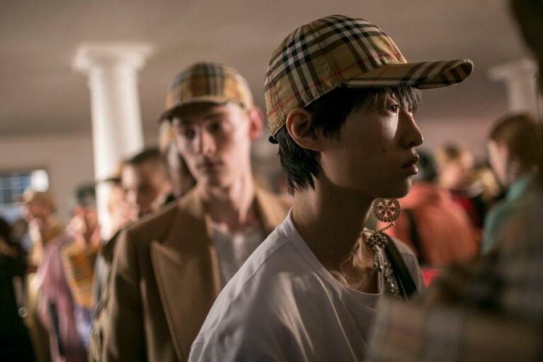 Η Burberry αλλάζει λογότυπο μετά από 20 χρόνια