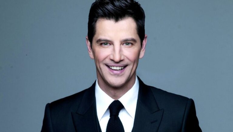 Ο Σάκης Ρουβάς σε μπουζουξίδικο πριν γίνει ποπ σταρ στο πλευρό του Ψινάκη