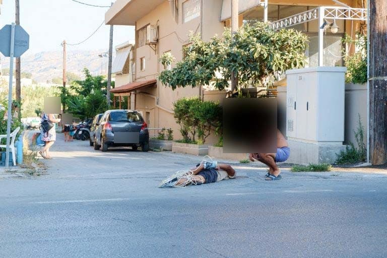 Κρήτη: Κάτοικοι έπιασαν αλλοδαπό ληστή, τον έδειραν και μετά τον έδεσαν στη μέση του δρόμου 1 9c3ae1fb893abf8b3a5defc3e3d29613