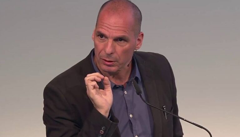 Βαρουφάκης: «Θα έπρεπε να μας αφήσουν να χρεοκοπήσουμε»