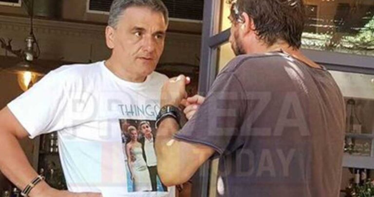 Ο Τσακαλώτος φόρεσε μπλουζάκι με τον ίδιο και την Σκάρλετ Γιόχανσον ως ζευγάρι