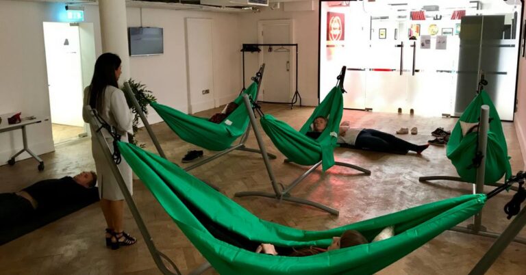 Τα μπαρ του ύπνου: Η νέα μόδα που βλέπει τον μεσημεριανό ύπνο ως επικερδή επιχείρηση