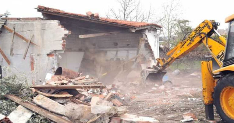 Με απευθείας αναθέσεις οι κατεδαφίσεις 3.200 αυθαιρέτων στην Αττική