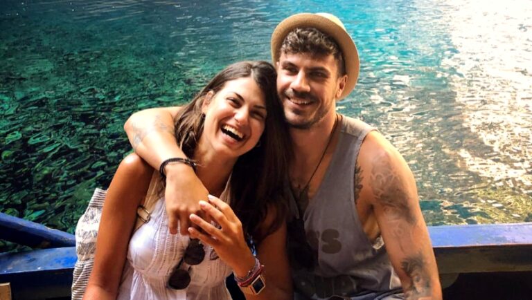 O Πετρετζίκης φωτογραφίζει το άψογο κορμί της συντρόφου του, Φωτεινής Παπαλεωνιδοπούλου