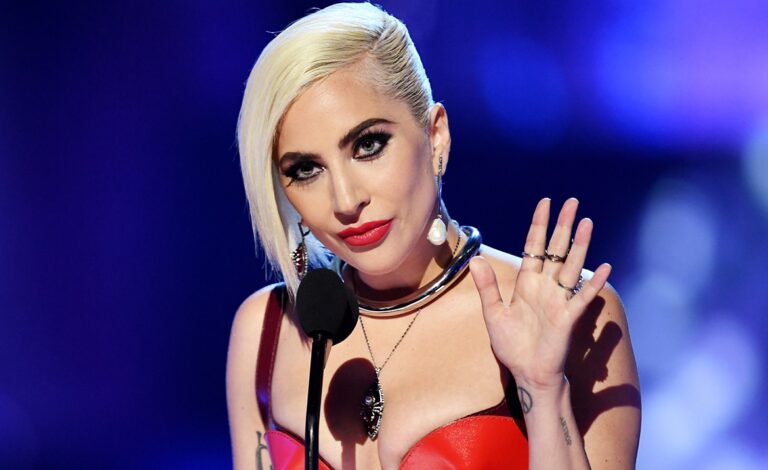 Η Lady Gaga φωτογραφήθηκε ολόγuμνη – Κυριολεκτικά