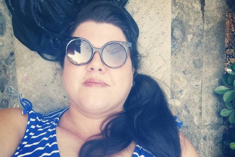 Η Αντιγόνη Πάντα Χάρβα ποζάρει χωρίς κόμπλεξ ολόγuμνη στην παραλία