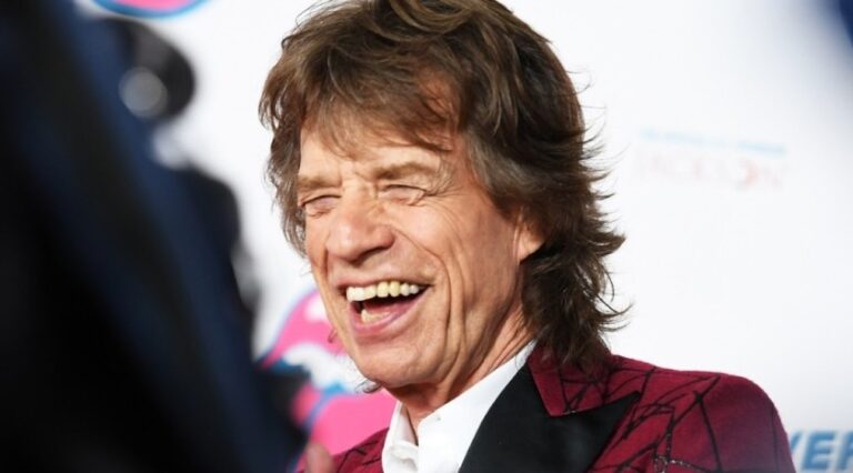 Ο Μικ Τζάγκερ στην Τήνο με την κατά 50 χρόνια νεότερη γυναίκα του