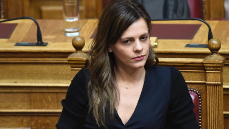 Αχτσιόγλου: «Ο κ. Μητσοτάκης θέλει να ανοίξει τον δρόμο στην ιδιωτική ασφάλιση»