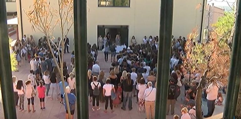 Σε κλίμα συγκίνησης ο αγιασμός σε Νέο Βουτζά και Μάτι. 11 μαθητές λείπουν