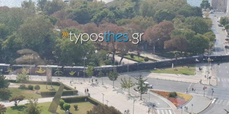 Μια φωτογραφία 1.000 λέξεις: Το «τείχος» από κλούβες των ΜΑΤ στη Θεσσαλονίκη