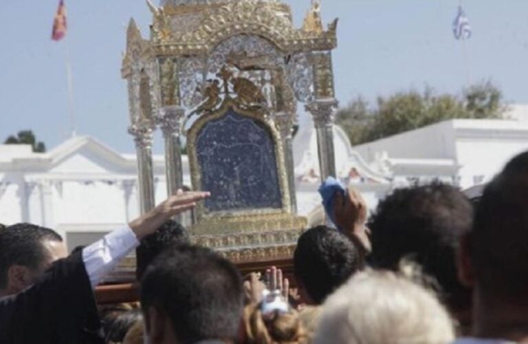 Θαύμα Παναγίας Τήνου: Εμφανίστηκε η Παναγία και γιάτρεψε ψυχασθενή