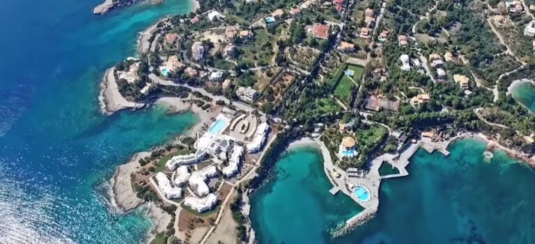 Η χερσόνησος των διασήμων με τις ακριβότερες βίλες στην Ελλάδα