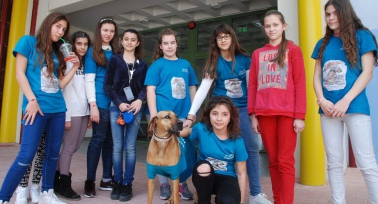 Ράλλειο Γυμνάσιο Θηλέων: Το μοναδικό σχολείο της Ελλάδας που υιοθέτησε σκύλο