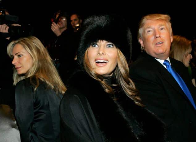 Μεταξύ των θαυμαστριών του και η Μελάνια Τραμπ. Εδώ με τον σύζυγό της παρακολουθούν επίδειξη μόδας του σχεδιαστή το 2007