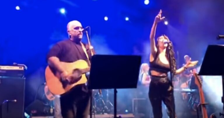 Οι Πυξ Λαξ εμφανίστηκαν σε ντουέτο ζωντανά με την Πάολα 