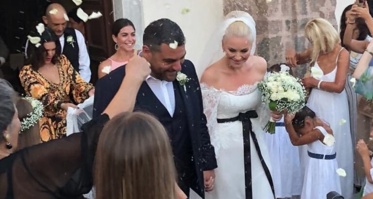 Ελισάβετ Μουτάφη – Μάνος Νιφλής: Παντρεύτηκαν στην Σαντορίνη