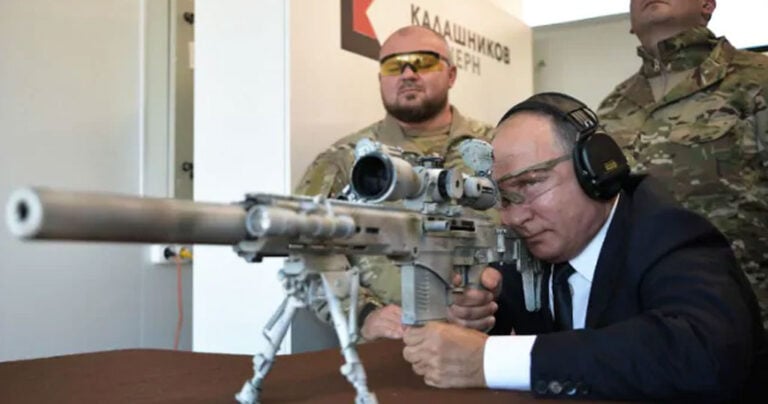 Ο Πούτιν τέσταρε το νέο Καλάσνικοφ και πέτυχε το στόχο τρεις φορές