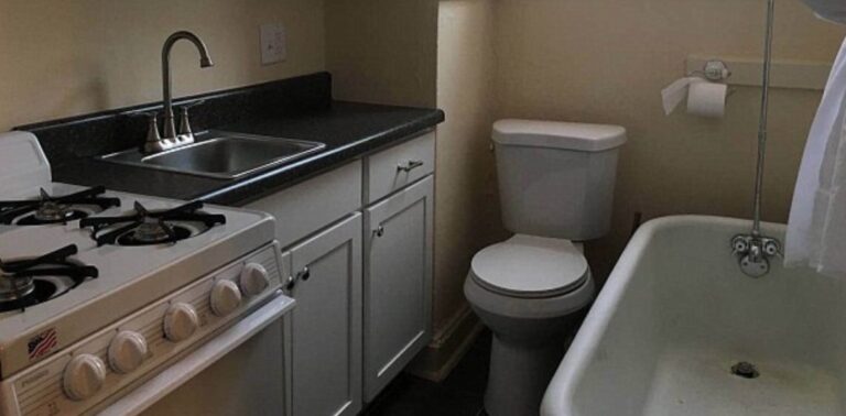 Άντρας νοίκιασε διαμέρισμα που το μπάνιο και  η κουζίνα είναι στο ίδιο δωμάτιο
