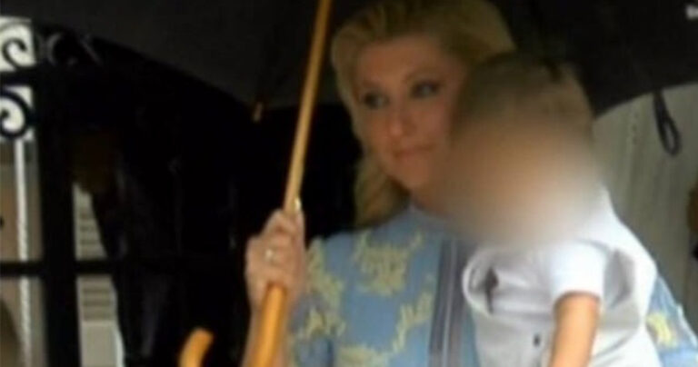 Σία Κοσιώνη – Κώστας Μπακογιάννης: Βάπτισαν το γιο τους στην Αγία Αικατερίνη στην Πλάκα