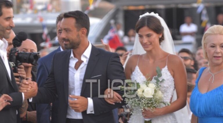 Παντρεύτηκαν ο Σάκης Τανιμανίδης και η Χριστίνα Μπόμπα στη Σίφνο