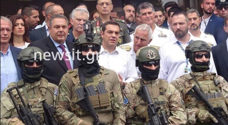 Μια φωτογραφία 1.000 λέξεις: H κυβέρνηση πίσω από τα όπλα στη ΔΕΘ