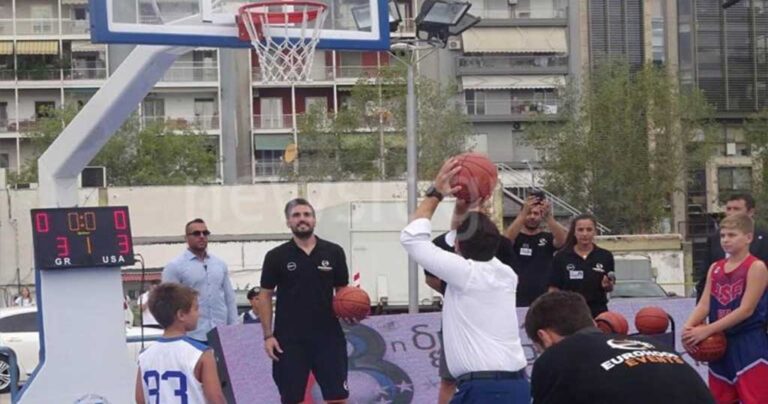 ΔΕΘ: O Τσίπρας έπαιξε μπάσκετ και σκόραρε με την δεύτερη