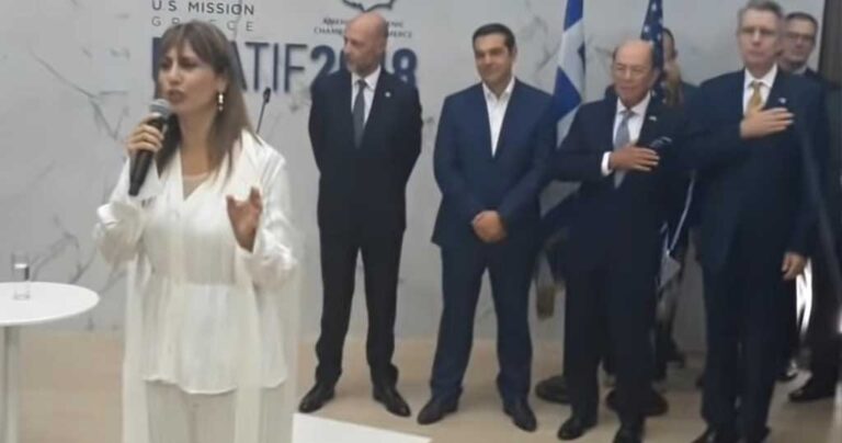 Έκαναν παρατήρηση στον Τσίπρα για τη στάση του στον Εθνικό Ύμνο