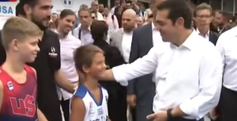 Τσίπρας σε πιτσιρικά: «Είσαι Ολυμπιακός στη Θεσσαλονίκη ρε;»