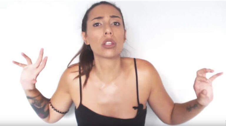 Έξαλλη Ελληνίδα μάνα γίνεται viral – «Τσακώθηκα με τη δασκάλα της κόρης μου»