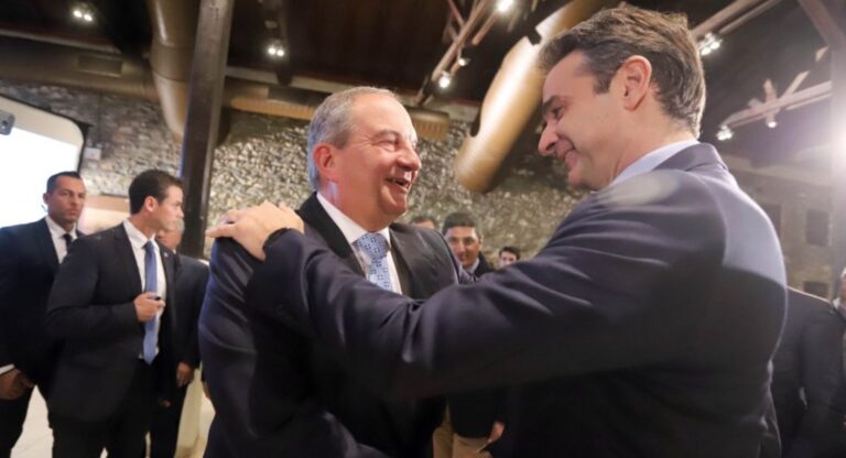Ρουκέτα Καραμανλικών: «Δώσαμε στο Μητσοτάκη στοιχείο φωτιά για να ρίξει τον Τσίπρα αλλά το πέταξε για να ολοκληρώσει την ονοματοδοσία των Σκοπίων»