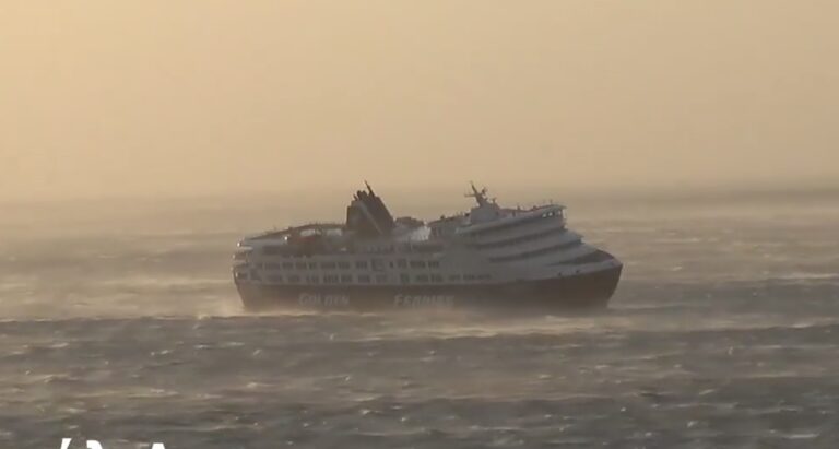 Τήνος: Πλοίο πήρε κλίση από τα 10 μποφόρ αλλά ο καπετάνιος δεν «μάσησε»