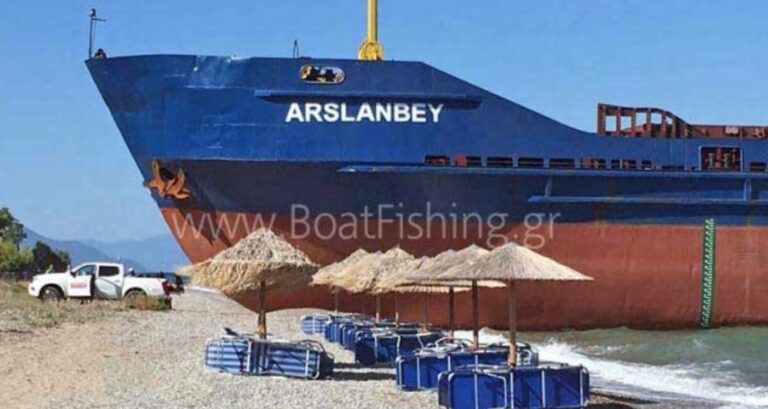 Εύβοια: Φορτηγό πλοίο προσάραξε σε παραλία δίπλα στις ξαπλώστρες