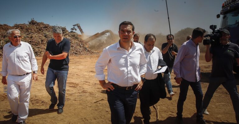 Τσίπρας: «Ελληνική υπηκοότητα σε 3 αλλοδαπούς ψαράδες που έσωσαν κόσμο στη Νέα Μάκρη»