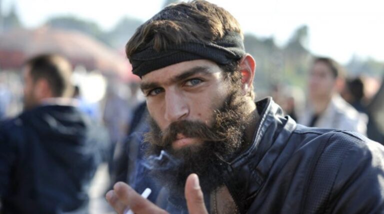 Aρραβωνιάστηκε o σέξι γαλανομάτης Κρητικός – Αυτή είναι η όμορφη αγαπημένη του