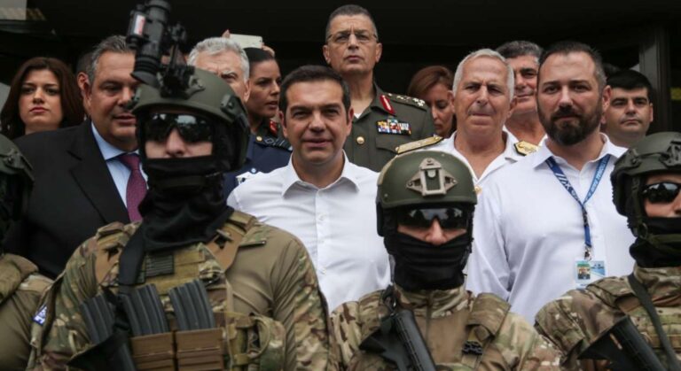 ΔΕΘ: Η μπάντα του στρατού έπαιξε «We will rock you»  για τον Τσίπρα