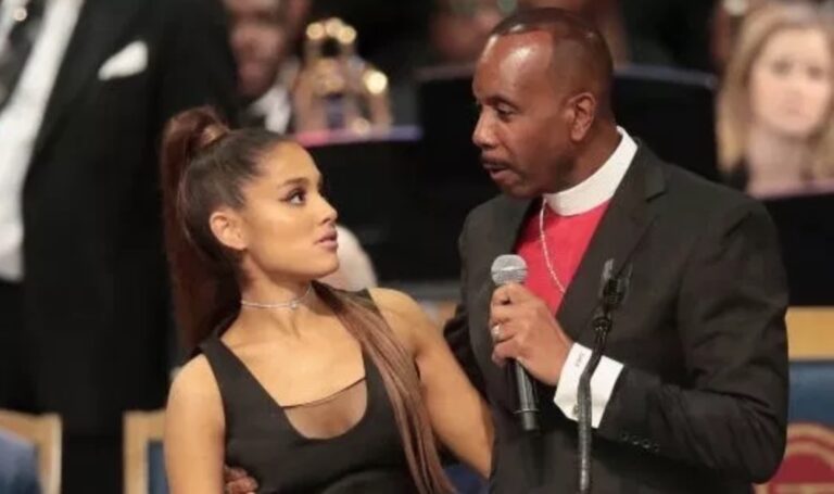 Σάλος με τον ιερέα στην κηδεία της Αρίθα Φράνκλιν, χούφτωσε την Αριάνα Γκράντε