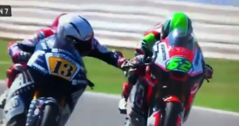 Μοτοσικλετιστής πάτησε το μπροστινό φρένο συναθλητή του σε αγώνα