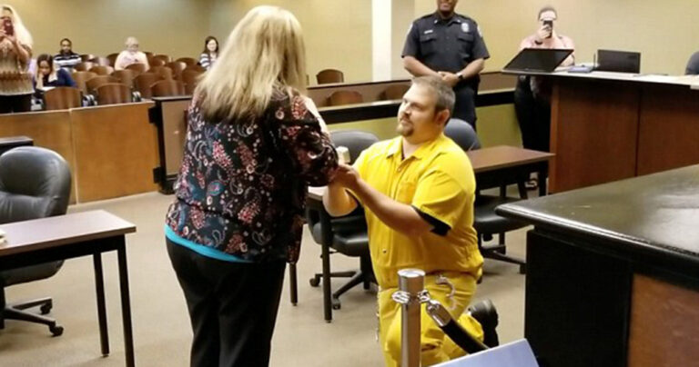 Αστυνομικός δέχεται πρόταση γάμου από τον φίλο της που φοράει χειροπέδες