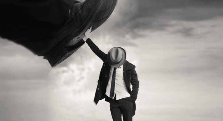 Καμιά φορά όσο σκύβεις, τόσο σε πατάνε –  Το μικρό, υπέροχο κείμενο που θα αλλάξει τη ζωή σου