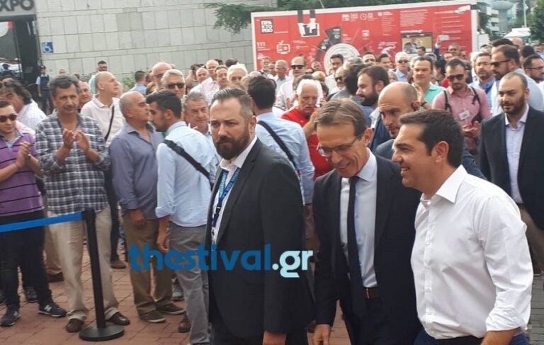 Δεκτος με χειροκροτήματα  στη ΔΕΘ ο Τσίπρας