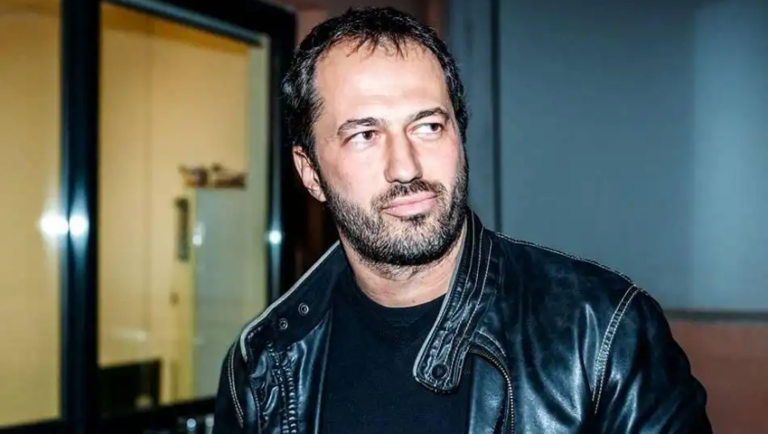 Δημήτρης Σειρηνάκης: Ποζάρει με μαγιό και αποδεικνύει ότι οι κοιλιακοί είναι ένα τίποτα